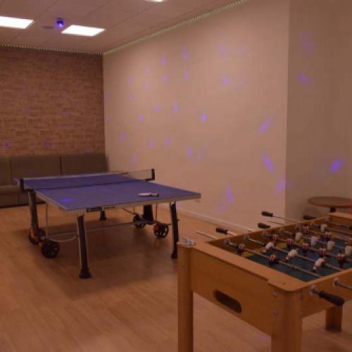 Zona de descanso con futbolín y mesa de Ping Pong