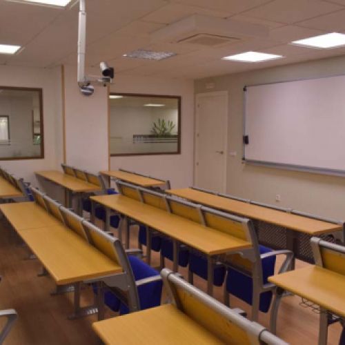Aula de Academia Mach con asientos en madera