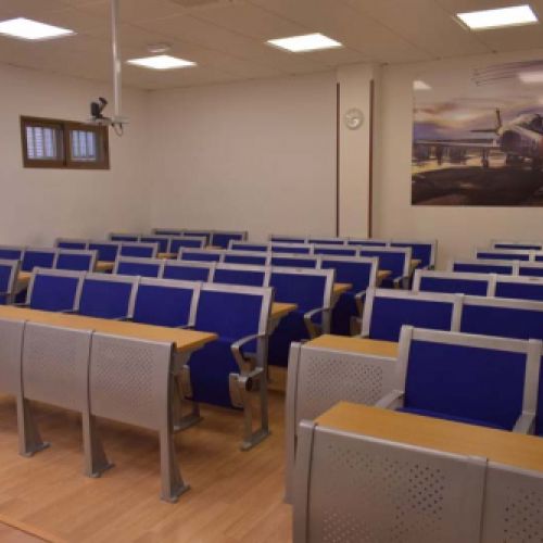 Aula de Academia Mach con asientos azules
